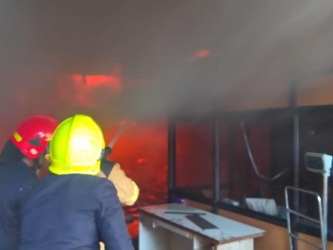 A huge fire broke out at a biosense company in Thane, and all employees were evacuated | ठाण्यातील बायोसेंस कंपनीला भीषण आग, सर्व कर्मचाऱ्यांना सुखरूप काढले बाहेर  A huge fire broke out at a biosense company in Thane, and all employees were evacuated | ठाण्यातील बायोसेंस कंपनीला भीषण आग, सर्व कर्मचाऱ्यांना सुखरूप काढले बाहेर