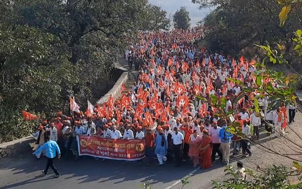 Thousands of laborers travel to Mumbai on foot against agricultural laws, thousands of vehicles to hit Rajbhavana | कृषी कायद्यांविरोधात हजारो कष्टकरी पायी प्रवास करीत मुंबईकडे रवाना, हजारो वाहने धडकणार राजभावनावर Thousands of laborers travel to Mumbai on foot against agricultural laws, thousands of vehicles to hit Rajbhavana | कृषी कायद्यांविरोधात हजारो कष्टकरी पायी प्रवास करीत मुंबईकडे रवाना, हजारो वाहने धडकणार राजभावनावर