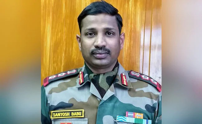 Martyr Colonel Santosh Babu of Galwan was honored with Mahavir Chakra and five other soldiers | गलवानमधील हुतात्मा कर्नल संतोष बाबूंना महावीर चक्र, इतर पाच जवानांचाही सन्मान Martyr Colonel Santosh Babu of Galwan was honored with Mahavir Chakra and five other soldiers | गलवानमधील हुतात्मा कर्नल संतोष बाबूंना महावीर चक्र, इतर पाच जवानांचाही सन्मान