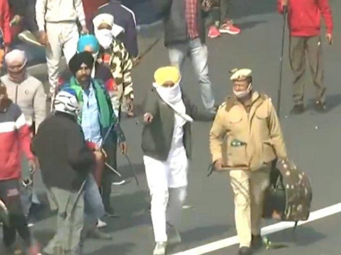 Video: 'That' old man safely took the police out of the crowd of violent farmers | Video : हिंसक शेतकऱ्यांच्या जमावातून 'त्या' वृद्धाने पोलिसाला सुखरूप काढले बाहेर Video: 'That' old man safely took the police out of the crowd of violent farmers | Video : हिंसक शेतकऱ्यांच्या जमावातून 'त्या' वृद्धाने पोलिसाला सुखरूप काढले बाहेर