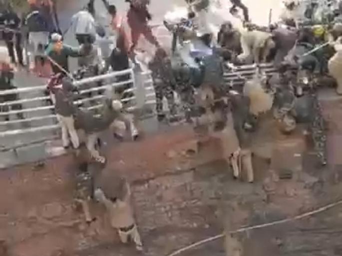 VIDEO: Violent protesters attack, police jump from Red Fort to save lives | VIDEO : हिंसक आंदोलकांचा हल्ला, जीव वाचवण्यासाठी पोलिसांनी लाल किल्ल्लावरून मारल्या उड्या VIDEO: Violent protesters attack, police jump from Red Fort to save lives | VIDEO : हिंसक आंदोलकांचा हल्ला, जीव वाचवण्यासाठी पोलिसांनी लाल किल्ल्लावरून मारल्या उड्या