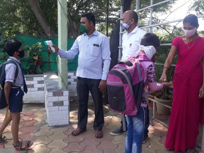 Following the rules of Kovidam 19, 422 schools were started on the first day | कोव्हिड 19 चे सर्व नियम पाळून पाचवी ते बारावीच्या शाळा सुरू, पहिल्याच दिवशी 422 शाळा सुरू Following the rules of Kovidam 19, 422 schools were started on the first day | कोव्हिड 19 चे सर्व नियम पाळून पाचवी ते बारावीच्या शाळा सुरू, पहिल्याच दिवशी 422 शाळा सुरू