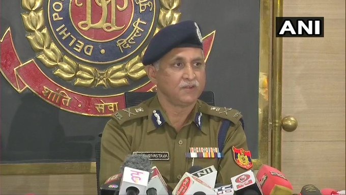 Delhi Police's 'Laav Re To Video', provocative speeches of farmer leaders shown in front of media | दिल्ली पोलिसांचा ‘लाव रे तो व्हिडीओ’, प्रसारमाध्यमांसमोर दाखवले शेतकरी नेत्याचे प्रक्षोभक भाषण Delhi Police's 'Laav Re To Video', provocative speeches of farmer leaders shown in front of media | दिल्ली पोलिसांचा ‘लाव रे तो व्हिडीओ’, प्रसारमाध्यमांसमोर दाखवले शेतकरी नेत्याचे प्रक्षोभक भाषण