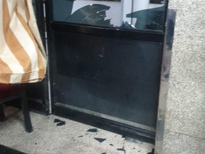 Vandalised in ‘sahyog Critical’ after patient death in jalgaon | रुग्णाच्या मृत्यूनंतर ‘सहयोग क्रिटीकल’मध्ये तोडफोड Vandalised in ‘sahyog Critical’ after patient death in jalgaon | रुग्णाच्या मृत्यूनंतर ‘सहयोग क्रिटीकल’मध्ये तोडफोड