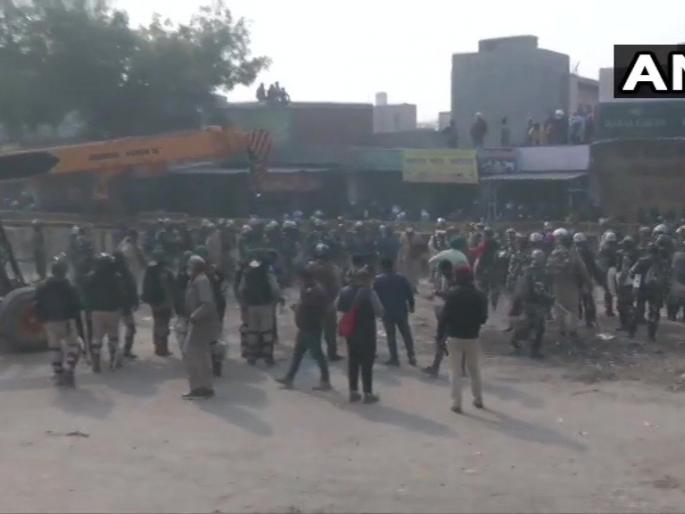 Clear the road immediately, local aggression against agitating farmers on the Delhi border | रस्ता मोकळा करा, आंदोलक शेतकऱ्यांविरोधात स्थानिक आक्रमक; दिल्लीच्या सीमेवर मोठा गोंधळ Clear the road immediately, local aggression against agitating farmers on the Delhi border | रस्ता मोकळा करा, आंदोलक शेतकऱ्यांविरोधात स्थानिक आक्रमक; दिल्लीच्या सीमेवर मोठा गोंधळ