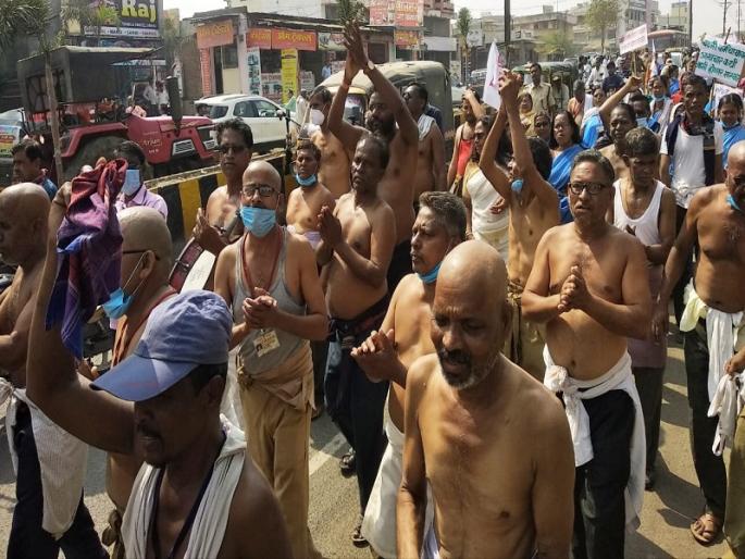 Outcry of replacement workers; Demonstration in a semi-naked state demanding retention in service | बदली कामगारांचा आक्रोश; सेवेत कायम करण्याच्या मागणीसाठी अर्धनग्न अवस्थेत काढला मोर्चा Outcry of replacement workers; Demonstration in a semi-naked state demanding retention in service | बदली कामगारांचा आक्रोश; सेवेत कायम करण्याच्या मागणीसाठी अर्धनग्न अवस्थेत काढला मोर्चा