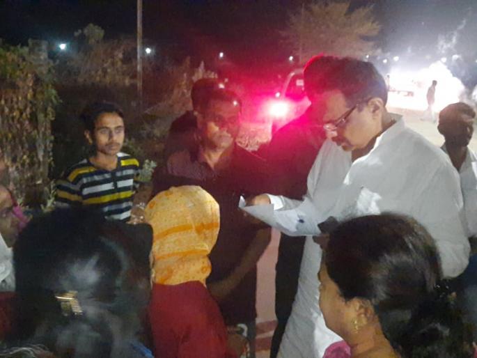 At one o'clock in the night, when many women meet the Water Resources Minister Jayant Patil on 'housing issues' | रात्री एक वाजता 'घरांच्या प्रश्नांबाबत' अनेक महिला जलसंपदा मंत्र्यांची भेट घेतात तेव्हा…