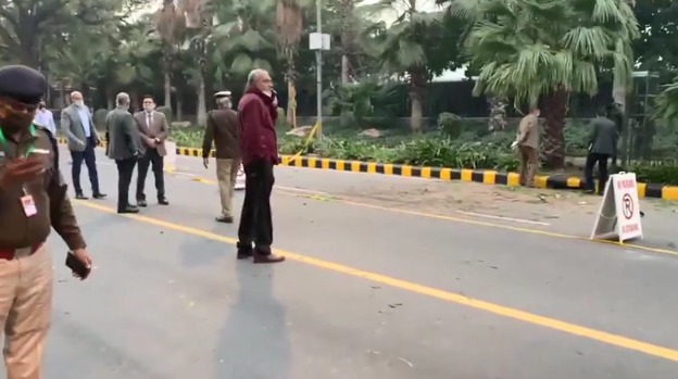 Alert! Instructions to tighten security in Mumbai, Pune and other states after Delhi bomb blasts | अलर्ट! दिल्ली बॉम्बस्फोटानंतर मुंबई, पुण्यासह राज्यातील सुरक्षाव्यवस्था कडेकोट करण्याचे निर्देश Alert! Instructions to tighten security in Mumbai, Pune and other states after Delhi bomb blasts | अलर्ट! दिल्ली बॉम्बस्फोटानंतर मुंबई, पुण्यासह राज्यातील सुरक्षाव्यवस्था कडेकोट करण्याचे निर्देश
