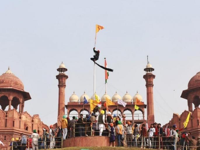 red fort violence on 26 january twitter restricts many accounts after delhi police request | ट्रॅक्टर रॅलीतील हिंसाचारानंतर केंद्र सरकारची मोठी कारवाई, ट्विटरने अनेक अकाऊंट्सवर घातली बंदी red fort violence on 26 january twitter restricts many accounts after delhi police request | ट्रॅक्टर रॅलीतील हिंसाचारानंतर केंद्र सरकारची मोठी कारवाई, ट्विटरने अनेक अकाऊंट्सवर घातली बंदी