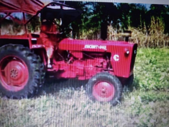 Grandmother of 70 years drives a tractor | प्रबळ इच्छाशक्ती ! ७० वर्षांच्या आजी चक्क चालवतात ट्रॅक्टर Grandmother of 70 years drives a tractor | प्रबळ इच्छाशक्ती ! ७० वर्षांच्या आजी चक्क चालवतात ट्रॅक्टर