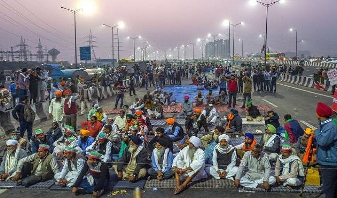 The new center of the movement is the Ghazipur border | आंदोलनाचे नवे केंद्र गाझीपूर सीमा, शेतकऱ्यांची संख्या चारपट; ५० हजार जण जमले The new center of the movement is the Ghazipur border | आंदोलनाचे नवे केंद्र गाझीपूर सीमा, शेतकऱ्यांची संख्या चारपट; ५० हजार जण जमले