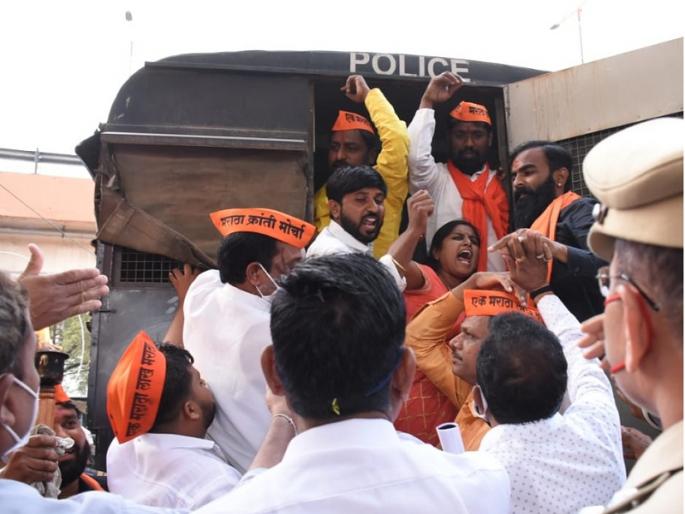 Maratha Kranti Morcha: Police arrested protesters at a Mashal rally | मराठा क्रांती मोर्चा : मशाल रॅलीतील आंदोलकांनी ठिय्या देताच पोलिसांनी केली अटक Maratha Kranti Morcha: Police arrested protesters at a Mashal rally | मराठा क्रांती मोर्चा : मशाल रॅलीतील आंदोलकांनी ठिय्या देताच पोलिसांनी केली अटक