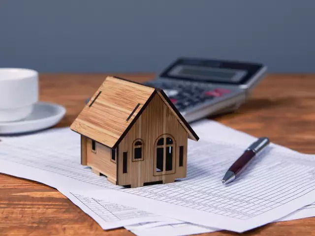 Z.P. Ex-member's intensive child benefits from a home school scheme for the poor | जि.प. माजी सदस्याच्या सधन मुलाला गरिबांसाठीच्या घरकूल योजनेचा लाभ Z.P. Ex-member's intensive child benefits from a home school scheme for the poor | जि.प. माजी सदस्याच्या सधन मुलाला गरिबांसाठीच्या घरकूल योजनेचा लाभ