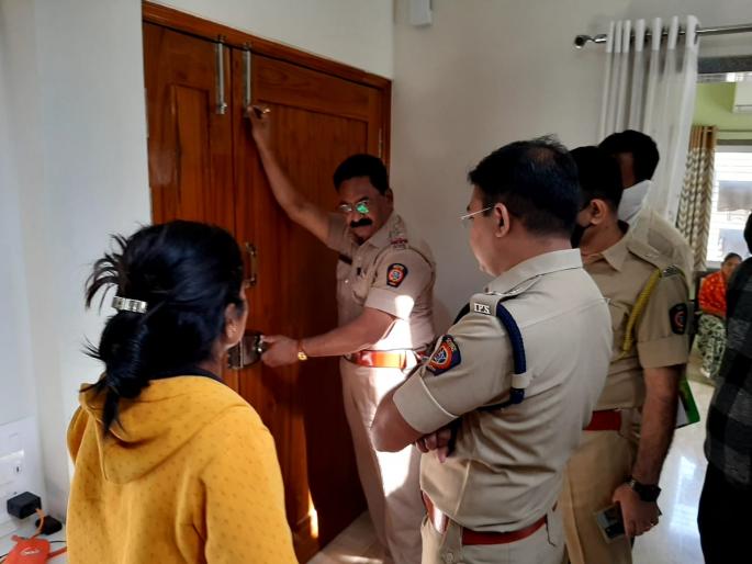 Looted Rs 23 lakh out of fear of arms; Three suspects jailed on CCTV | शस्त्राचा धाक दाखवून २३ लाखाचा ऐवज लुटला; तीन संशयित सीसीटीव्हीत कैद Looted Rs 23 lakh out of fear of arms; Three suspects jailed on CCTV | शस्त्राचा धाक दाखवून २३ लाखाचा ऐवज लुटला; तीन संशयित सीसीटीव्हीत कैद