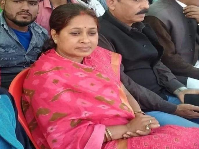A woman MLA was slapped in the ear by a man who was harassing her | महिला आमदारासोबत छेडछाड करणाऱ्या व्यक्तीच्या भरसभेत कानशिलात लगावली  A woman MLA was slapped in the ear by a man who was harassing her | महिला आमदारासोबत छेडछाड करणाऱ्या व्यक्तीच्या भरसभेत कानशिलात लगावली