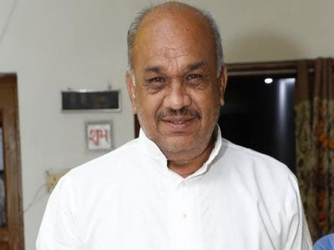 Retired teacher dies in beehive | मधमाशांच्या हल्यात सेवानिवृत्त शिक्षकाचा मृत्यू Retired teacher dies in beehive | मधमाशांच्या हल्यात सेवानिवृत्त शिक्षकाचा मृत्यू