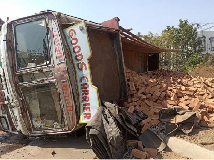 God bless you! The tires burst, the truck overturned; Fortunately, no casualties were reported | दैव बलवत्तर ! टायर फुटले, ट्रक उलटला; सुदैवाने जिवितहानी टळली God bless you! The tires burst, the truck overturned; Fortunately, no casualties were reported | दैव बलवत्तर ! टायर फुटले, ट्रक उलटला; सुदैवाने जिवितहानी टळली
