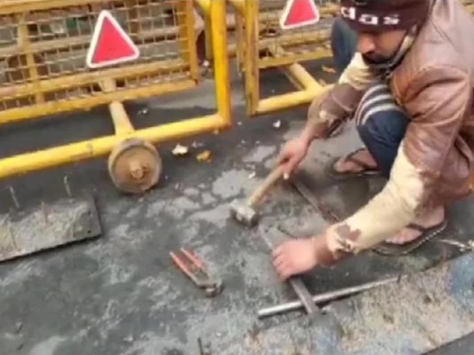 Police removed iron nails from Ghazipur border, preventing protesters from leaving | Video : गाझीपूर बॉर्डरवरून पोलिसांनी हटवले लोखंडी खिळे, विरोधकांना जाण्यापासून रोखलं