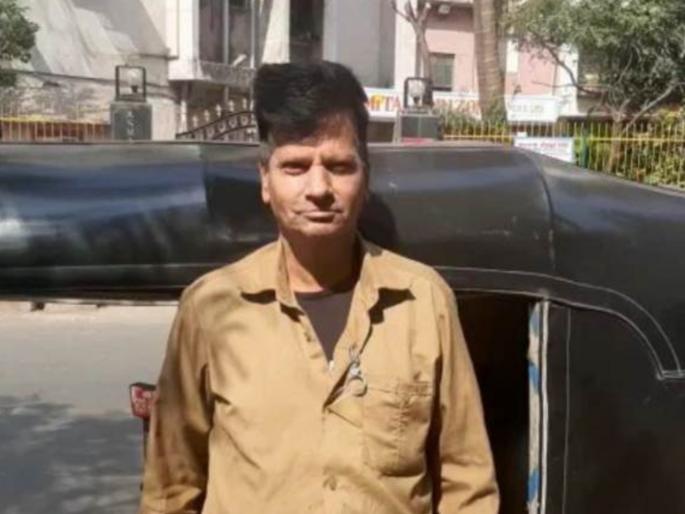 Rickshaw driver's honesty! 14 lakh jewelery bag returned to the passenger | रिक्षाचालकाचा प्रामाणिकपणा! १४ लाखांच्या दागदागिन्यांची बॅग केली प्रवाशाला परत Rickshaw driver's honesty! 14 lakh jewelery bag returned to the passenger | रिक्षाचालकाचा प्रामाणिकपणा! १४ लाखांच्या दागदागिन्यांची बॅग केली प्रवाशाला परत