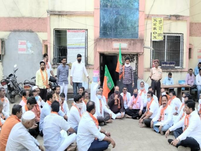 BJP's agitation in Ambajogai for electricity bill waiver | वीजबील माफीसाठी अंबाजोगाईत भाजपचे टाळेठोक आंदोलन BJP's agitation in Ambajogai for electricity bill waiver | वीजबील माफीसाठी अंबाजोगाईत भाजपचे टाळेठोक आंदोलन