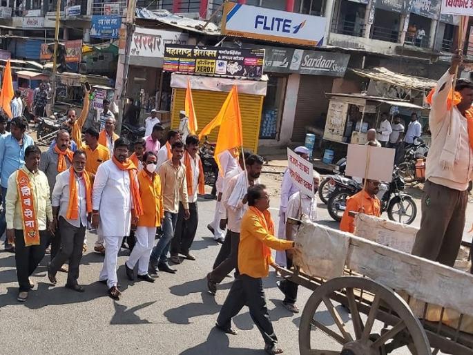Shiv Sena's bullock cart morcha against petrol-diesel, gas price hike | पेट्रोल-डिझेल, गॅस दरवाढी विरोधात शिवसेनेचा बैलगाडी मोर्चा Shiv Sena's bullock cart morcha against petrol-diesel, gas price hike | पेट्रोल-डिझेल, गॅस दरवाढी विरोधात शिवसेनेचा बैलगाडी मोर्चा