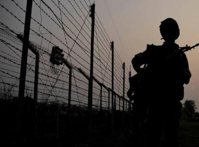 Pakistani citizens handcuffed in Punjab; Was patrolling the international border | पाकिस्तानी नागरिकास पंजाबमध्ये ठोकल्या बेड्या; आंतरराष्ट्रीय सीमेवर करत होता टेहळणी 