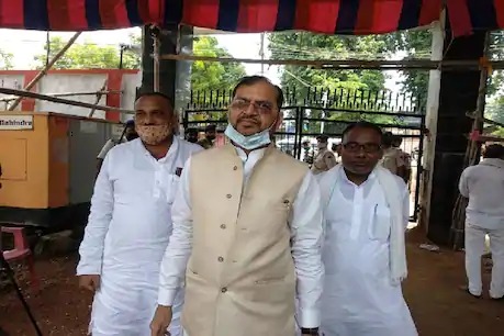 During the cabinet expansion in Bihar, there was a revolt in the BJP, MLA Gyanendra Gyanu said, adding that the cabinet was anti-Savarna | बिहारमधील मंत्रिमंडळ विस्तारादरम्यान भाजपामध्ये बंडाळी, आमदार म्हणाले हे मंत्रिमंडळ सवर्णविरोधी During the cabinet expansion in Bihar, there was a revolt in the BJP, MLA Gyanendra Gyanu said, adding that the cabinet was anti-Savarna | बिहारमधील मंत्रिमंडळ विस्तारादरम्यान भाजपामध्ये बंडाळी, आमदार म्हणाले हे मंत्रिमंडळ सवर्णविरोधी