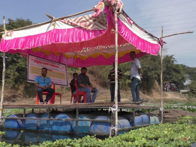 The agitation started in the river basin to stop the pollution of Ulhas river | उल्हास नदीचे प्रदूषण रोखण्यासाठी नदी पात्रातच आंदोलन The agitation started in the river basin to stop the pollution of Ulhas river | उल्हास नदीचे प्रदूषण रोखण्यासाठी नदी पात्रातच आंदोलन