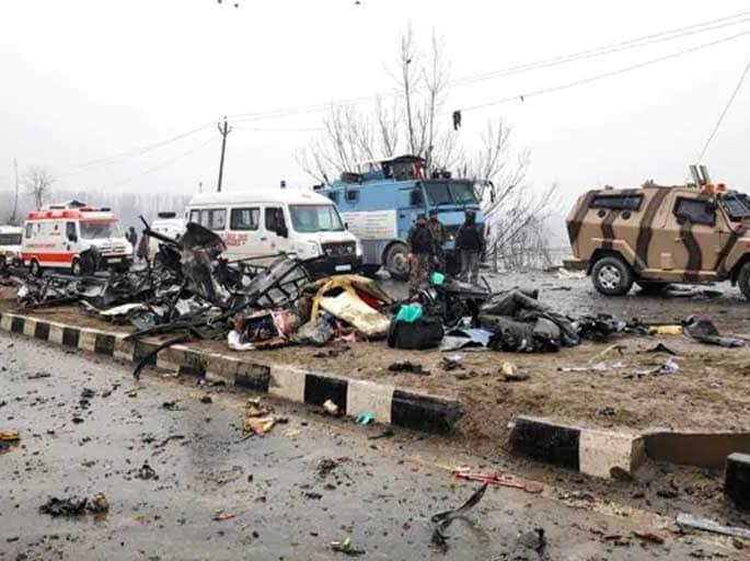 Pulwama Attack: Sitting nearby children who used to tell stories yesterday ... Sharing the video, the army paid tribute to the soldiers | Pulwama Attack: बिठाकर पास बच्चों को जो कल किस्से सुनाता था... व्हिडीओ शेअर करत लष्करानं दिली जवानांना श्रद्धांजली
