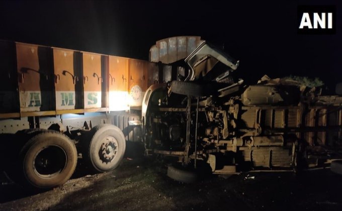 Andhra Pradesh 13 people killed, 4 injured in collision between a bus and a truck Madarpur village | आंध्र प्रदेशमध्ये भीषण अपघात; बस आणि ट्रकच्या धडकेत 13 जणांचा मृत्यू, 4 जण जखमी Andhra Pradesh 13 people killed, 4 injured in collision between a bus and a truck Madarpur village | आंध्र प्रदेशमध्ये भीषण अपघात; बस आणि ट्रकच्या धडकेत 13 जणांचा मृत्यू, 4 जण जखमी