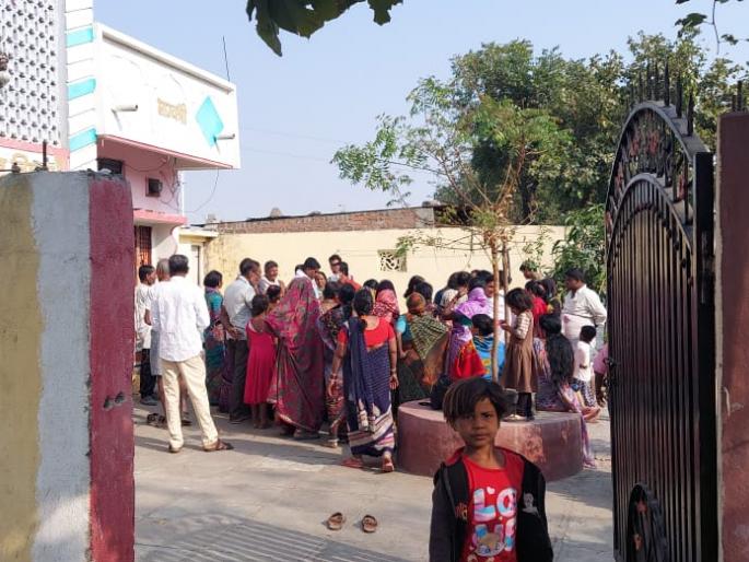 In the Pooja Chavan case Arun Rathode's family returned to the village , but if they look at the house ... | पूजा चव्हाण प्रकरणातील अरुण राठोडचे कुटुंब गावाकडे परतलं, पण घरात पाहतात तर... In the Pooja Chavan case Arun Rathode's family returned to the village , but if they look at the house ... | पूजा चव्हाण प्रकरणातील अरुण राठोडचे कुटुंब गावाकडे परतलं, पण घरात पाहतात तर...