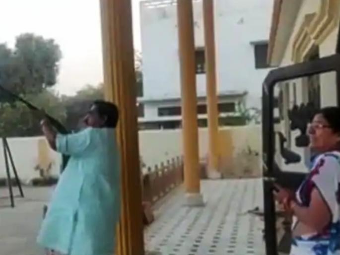 Viral Video in Marathi : Jaunpur bjp leader dinesh singh harsh firing video viral | 'अभिनंदन, तुम्ही आजोबा झाला, राणाला मुलगा झाला'; ऐकताच भाजपा नेत्यानं हवेत केली फायरिंग... Viral Video in Marathi : Jaunpur bjp leader dinesh singh harsh firing video viral | 'अभिनंदन, तुम्ही आजोबा झाला, राणाला मुलगा झाला'; ऐकताच भाजपा नेत्यानं हवेत केली फायरिंग...