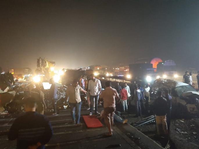 Five vehicles collide on Mumbai-Pune expressway; 5 killed, 5 injured | मुंबई-पुणे द्रुतगती महामार्गावर पाच वाहनांचा भीषण अपघात; ५ ठार, ५ जखमी Five vehicles collide on Mumbai-Pune expressway; 5 killed, 5 injured | मुंबई-पुणे द्रुतगती महामार्गावर पाच वाहनांचा भीषण अपघात; ५ ठार, ५ जखमी