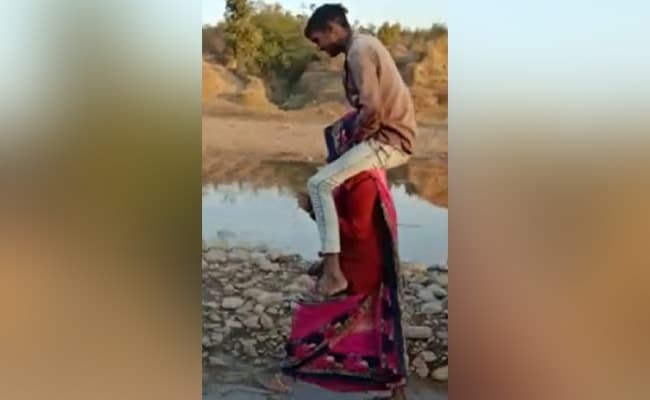 Shocking! brother in Law Sitting on the woman's shoulder & Forced her to walk 3 km | धक्कादायक प्रकार! दिराला खांद्यावर बसवून काढली महिलेची धिंड
