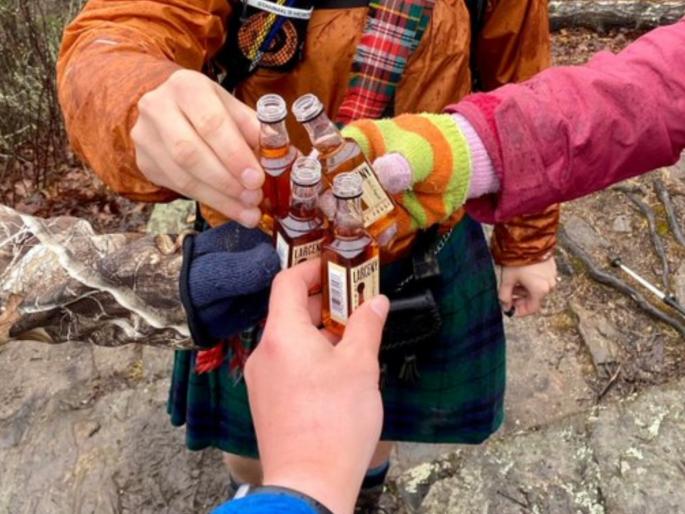 How many hands do you see in this photo everyone is surprised to see the picture | या फोटोतील हातांची संख्या आहे तरी किती? पाहताच क्षणी लोक गोंधळात पडले, बघा तुम्हाला जमतंय का