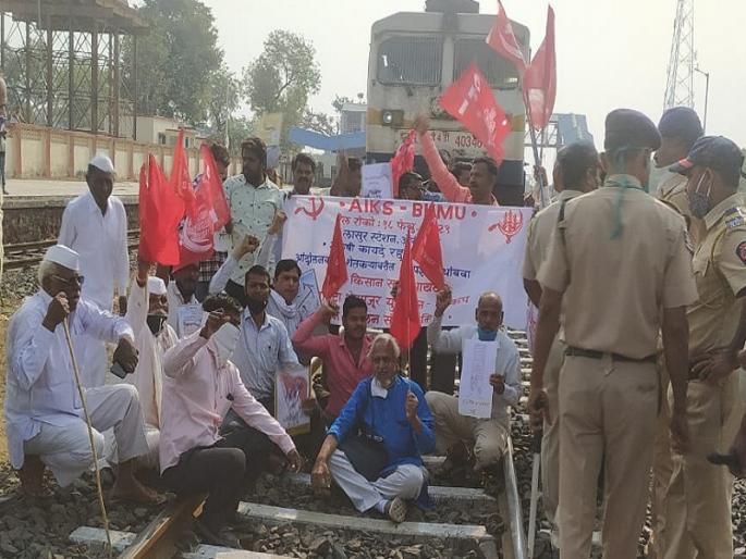 Protesters blocked Janshatabdi Express against agricultural laws | कृषी कायद्यांच्या विरोधात आंदोलकांनी जनशताब्दी एक्स्प्रेस रोखली Protesters blocked Janshatabdi Express against agricultural laws | कृषी कायद्यांच्या विरोधात आंदोलकांनी जनशताब्दी एक्स्प्रेस रोखली