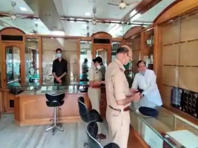 Robbers dacoity on jwellery shop by make blackout on road, Dalla also killed on CCTV footage | ब्लॅकआऊट करुन सराईत दरोडेखोरांचा दरोडा, सीसीटीव्ही फुटेजवरही मारला डल्ला Robbers dacoity on jwellery shop by make blackout on road, Dalla also killed on CCTV footage | ब्लॅकआऊट करुन सराईत दरोडेखोरांचा दरोडा, सीसीटीव्ही फुटेजवरही मारला डल्ला