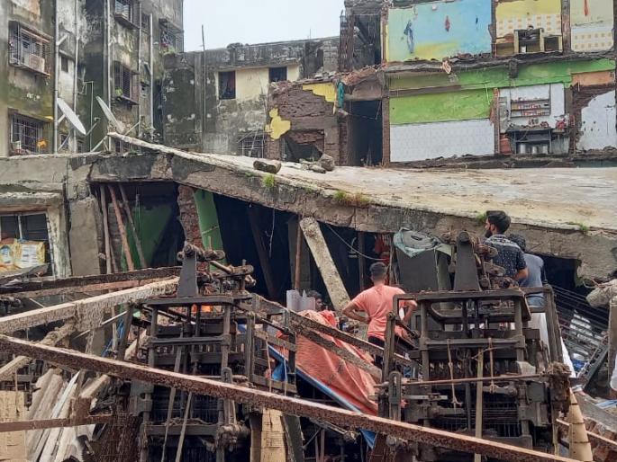 Four persons including a builder and the then Assistant Commissioner of the Corporation were arrested | बांधकाम व्यवसायिकासह मनपाच्या तत्कालीन सहाय्यक आयुक्तांसह चौघांना अटक Four persons including a builder and the then Assistant Commissioner of the Corporation were arrested | बांधकाम व्यवसायिकासह मनपाच्या तत्कालीन सहाय्यक आयुक्तांसह चौघांना अटक