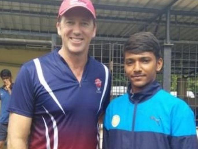 IPL Auction 2021 : Tempo driver’s son Chetan Sakariya misses late brother on the day he bags Rs 1.20 crore IPL contract | IPL Auction 2021 : टेम्पो चालकाच्या मुलावर १.२० कोटींची बोली; गेल्याच महिन्यात लहान भावानं केली आत्महत्या