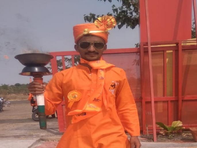 The astonishing dedication of the Muslim Mawla; Shivajyot walks to a village 200 km from Shivneri | मुस्लीम मावळ्याचे थक्क करणारे समर्पण; शिवनेरीवरुन २०० किलोमिटरवरील गावात पायी नेतो शिवज्योत The astonishing dedication of the Muslim Mawla; Shivajyot walks to a village 200 km from Shivneri | मुस्लीम मावळ्याचे थक्क करणारे समर्पण; शिवनेरीवरुन २०० किलोमिटरवरील गावात पायी नेतो शिवज्योत
