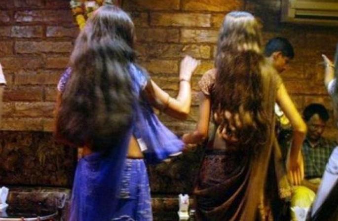 20 arrested for raiding orchestra bar | ऑर्केस्ट्रा बारवर धाड टाकून ग्राहकांसह २० जणांना अटक