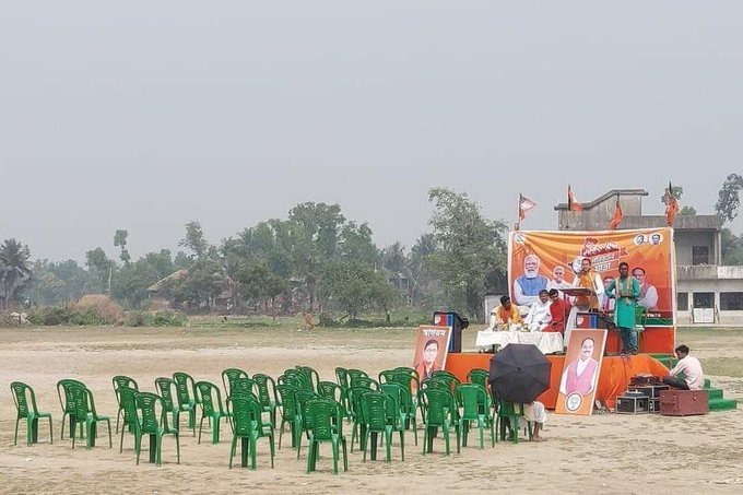 tmc taunts bjp with bjp ki pawri rhi hai by twitting picture of empty chairs of a public event | "ये बंगाल भाजपा है…और यहा उनकी Pawri हो रही है", TMC ने रिकाम्या खुर्च्यांवरुन लगावला सणसणीत टोला tmc taunts bjp with bjp ki pawri rhi hai by twitting picture of empty chairs of a public event | "ये बंगाल भाजपा है…और यहा उनकी Pawri हो रही है", TMC ने रिकाम्या खुर्च्यांवरुन लगावला सणसणीत टोला