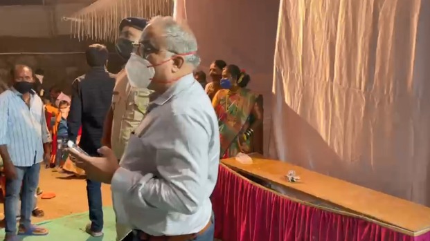 If you want to have a wedding, be careful! Crime against the organizer along with the bride and groom's father by lining up in 3 places | लग्नसोहळा करायचाय तर सावधान! ३ ठिकाणी धाडी घालून वधू-वर पित्यासह आयोजकाविरोधात गुन्हा 