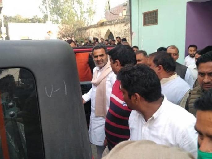 The villagers opposed the BJP leaders along with the Union Ministers who had come to explain the benefits of the Farm law | कृषी कायद्यांचे फायदे सांगण्यासाठी आलेल्या केंद्रीय मंत्र्यांसह भाजपा नेत्यांना ग्रामस्थांनी हाकलले The villagers opposed the BJP leaders along with the Union Ministers who had come to explain the benefits of the Farm law | कृषी कायद्यांचे फायदे सांगण्यासाठी आलेल्या केंद्रीय मंत्र्यांसह भाजपा नेत्यांना ग्रामस्थांनी हाकलले