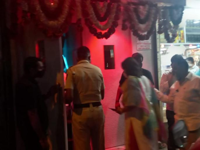 CoronaVirus: Orders for action against violators, five bar seals in the city, municipal crackdown | CoronaVirus : नियम मोडणाऱ्यांवर कारवाईचे आदेश, शहरात पाच बार सील, महापालिकेची धडक कारवाई CoronaVirus: Orders for action against violators, five bar seals in the city, municipal crackdown | CoronaVirus : नियम मोडणाऱ्यांवर कारवाईचे आदेश, शहरात पाच बार सील, महापालिकेची धडक कारवाई