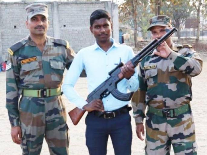 Training in ncc camp iti student made wooden ak-47 in 2 days army was happy and honored | Student made wooden ak-47 : सॅल्यूट! एनसीसी कॅम्पमध्ये ट्रेनिंगसाठी नव्हती रायफल; आयटीआय विद्यार्थ्यानं १०० रूपयात बनवली एके-47 Training in ncc camp iti student made wooden ak-47 in 2 days army was happy and honored | Student made wooden ak-47 : सॅल्यूट! एनसीसी कॅम्पमध्ये ट्रेनिंगसाठी नव्हती रायफल; आयटीआय विद्यार्थ्यानं १०० रूपयात बनवली एके-47