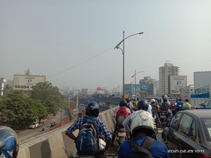 Traffic jam in Thane due to overturned container on Mumbra bypass! | मुंब्रा बायपासवर उलटलेल्या कंटेनरमुळे ठाण्यात वाहतूक कोंडी! Traffic jam in Thane due to overturned container on Mumbra bypass! | मुंब्रा बायपासवर उलटलेल्या कंटेनरमुळे ठाण्यात वाहतूक कोंडी!