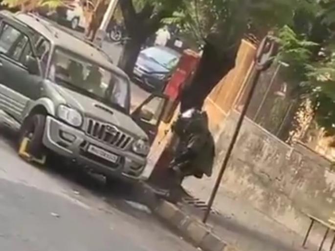 Scorpio car in front of Mukesh Ambani's bungalow; Suspicion of assassination due to being explosive | Video : मुंबईत खळबळ! मुकेश अंबानींच्या बंगल्यासमोर सापडली जिलेटीनने भरलेली कार Scorpio car in front of Mukesh Ambani's bungalow; Suspicion of assassination due to being explosive | Video : मुंबईत खळबळ! मुकेश अंबानींच्या बंगल्यासमोर सापडली जिलेटीनने भरलेली कार