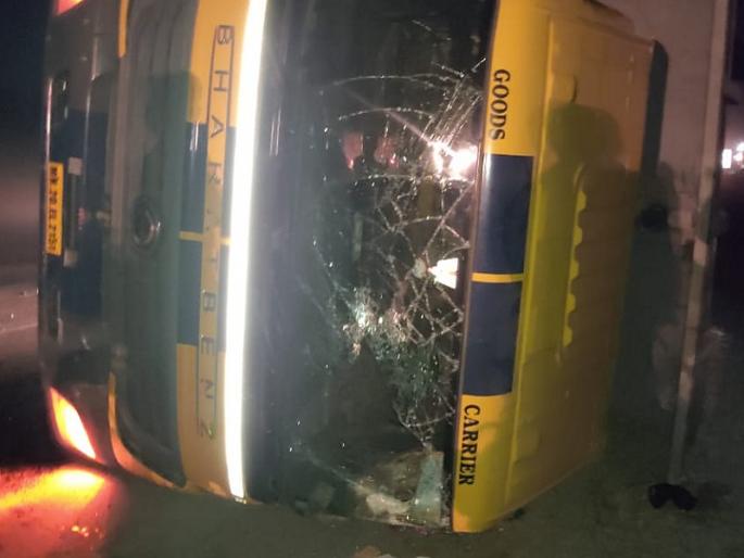 speedy Highway blew both of them; One killed, one seriously injured | भरधाव हायवाच्या धडकेत एकजण ठार; प्रकरण दडपण्यासाठी राजकीय शक्तीचे प्रयत्न speedy Highway blew both of them; One killed, one seriously injured | भरधाव हायवाच्या धडकेत एकजण ठार; प्रकरण दडपण्यासाठी राजकीय शक्तीचे प्रयत्न
