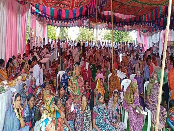 Who is fined now? The administration is a big crowd at your doorstep, violating Corona rules | आता दंड कोणाला ? प्रशासन आपल्या दारी उपक्रमात मोठी गर्दी, कोरोना नियमांचे उल्लंघन